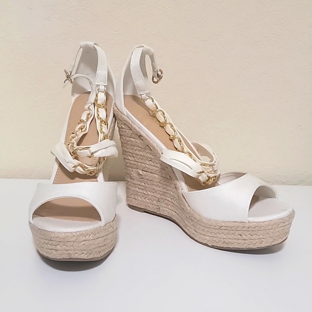 Shoe Dazzle women off white wedges